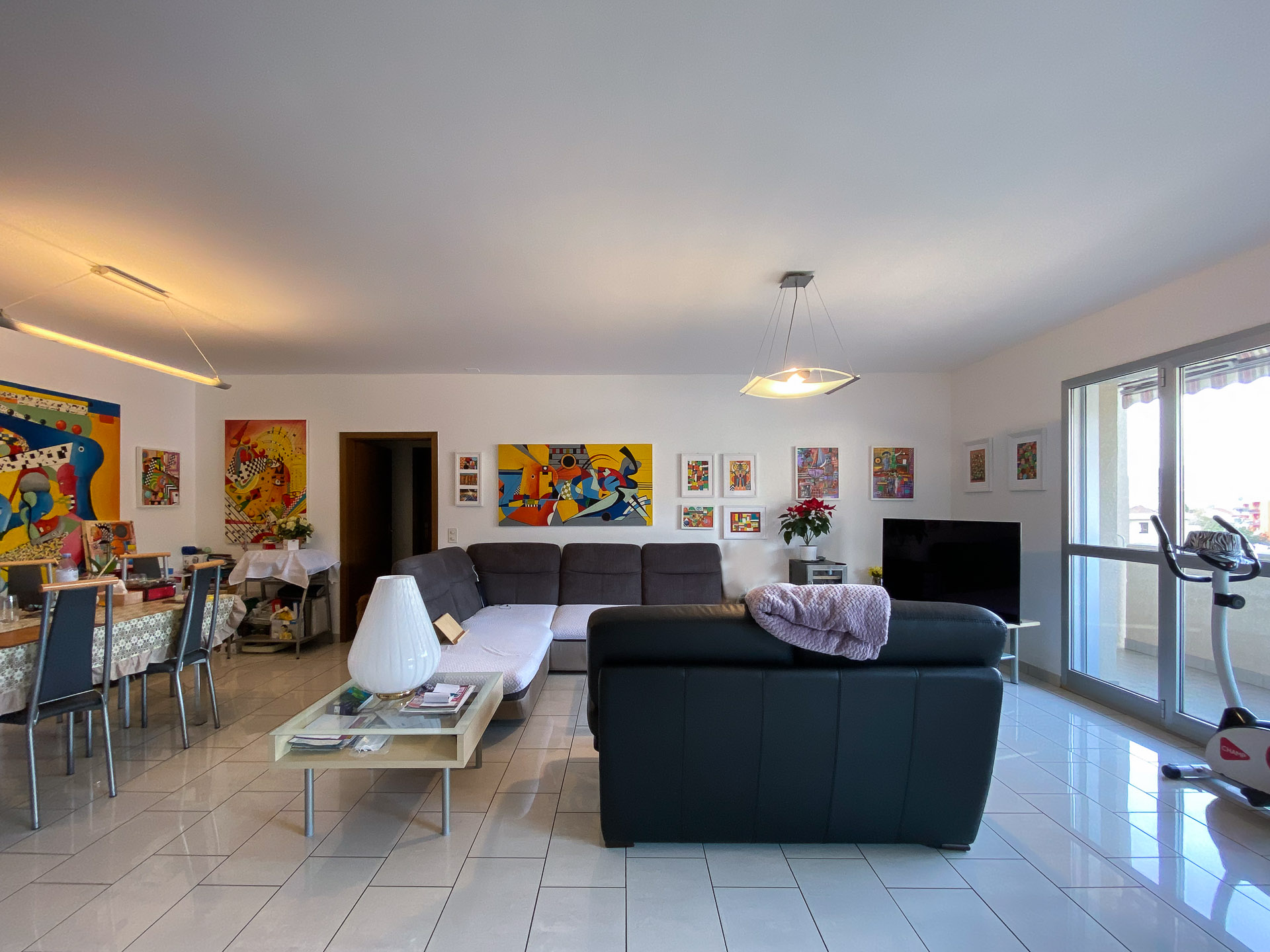 Appartamento in vendita con ampio soggiorno e terrazzo