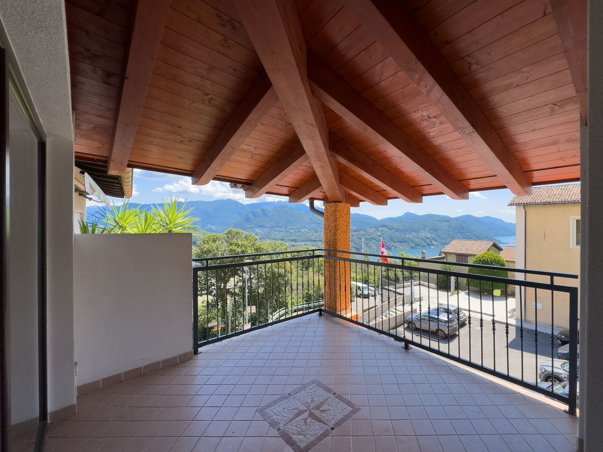 Renoviertes Haus mit zwei Wohnungen und Seeblick