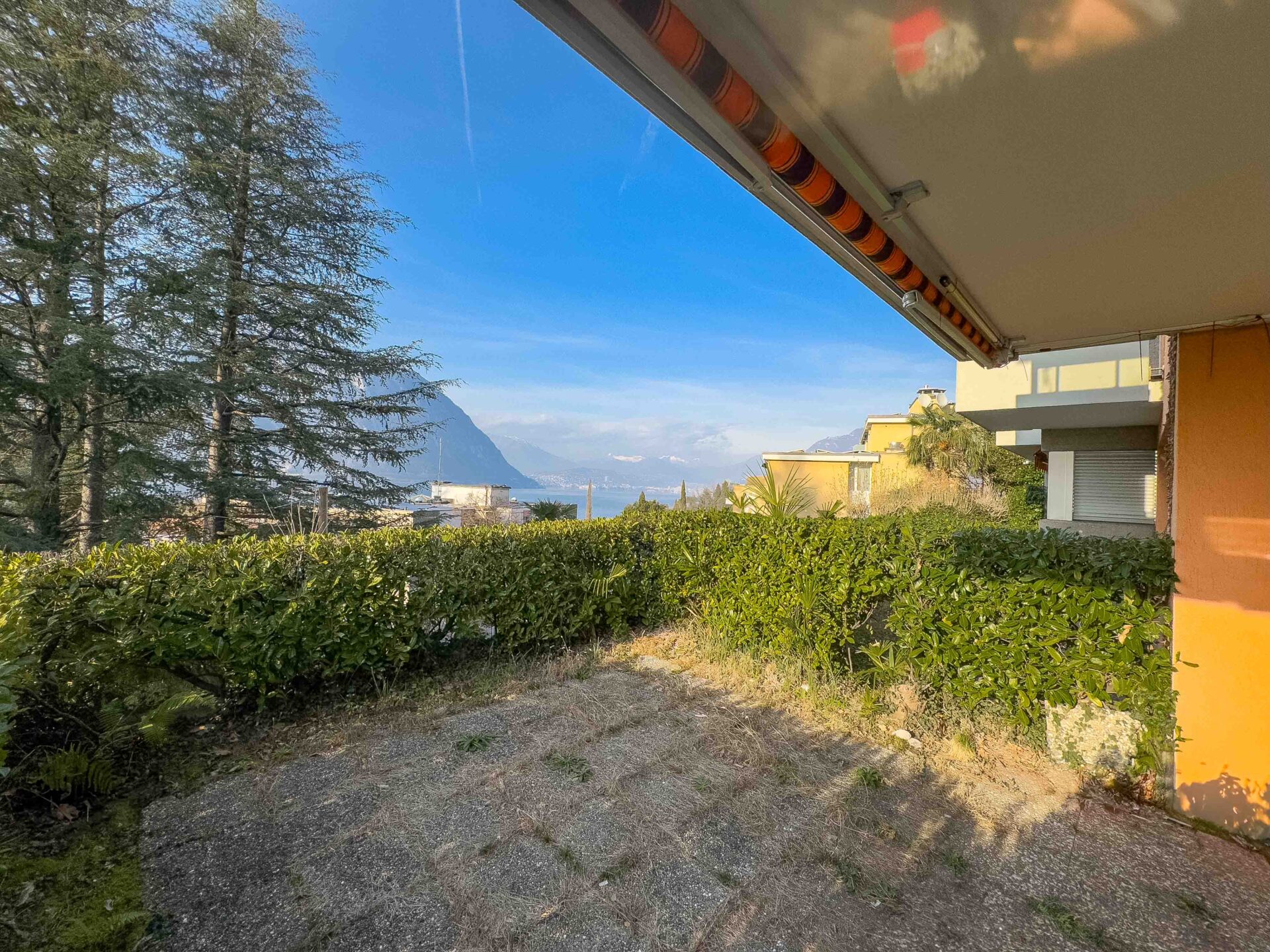 Monolocale con vista sul lago e sulle montagne in vendita a Bissone