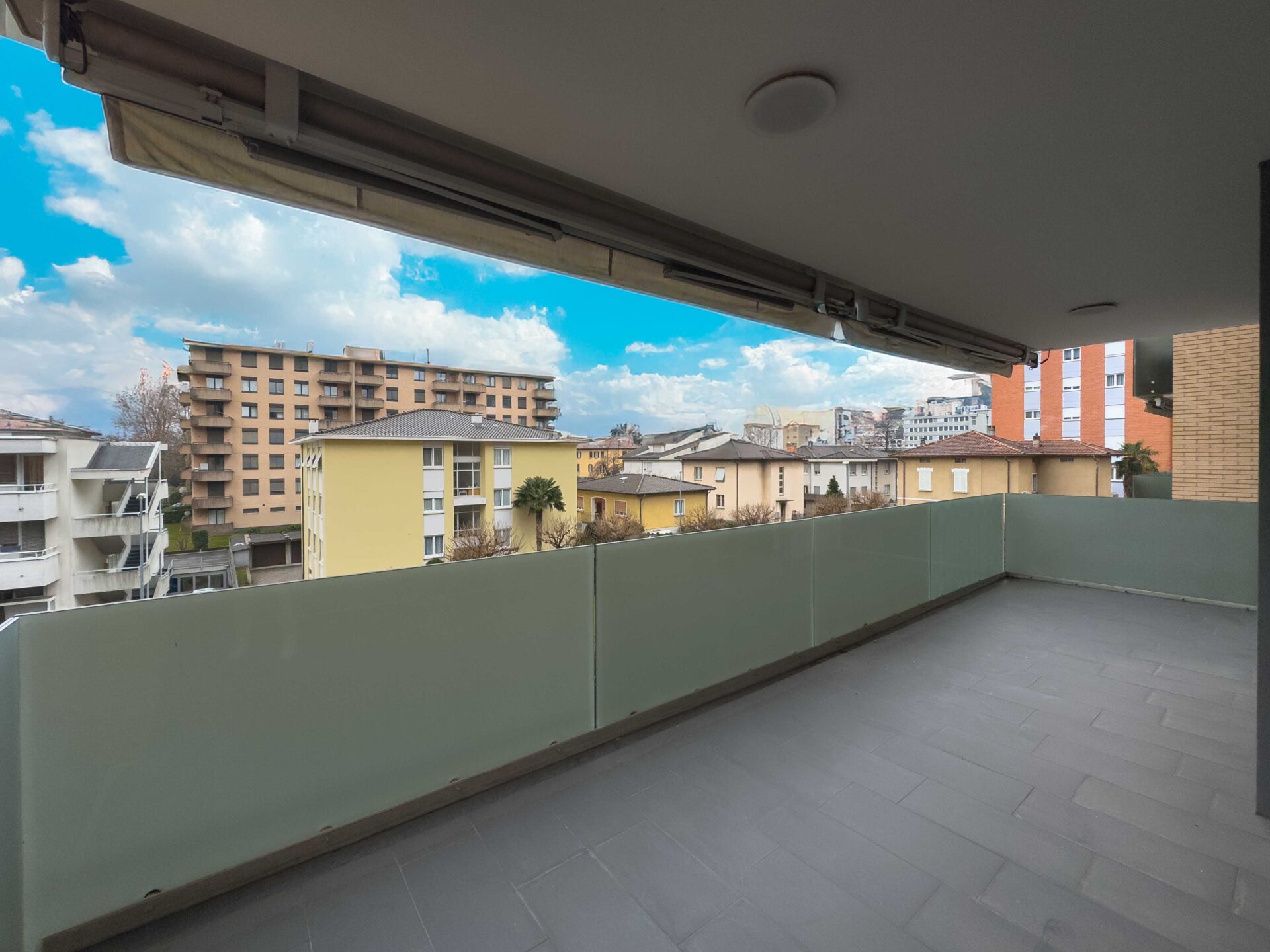 Spazioso appartamento 2.5 locali con terrazza in vendita a Lugano