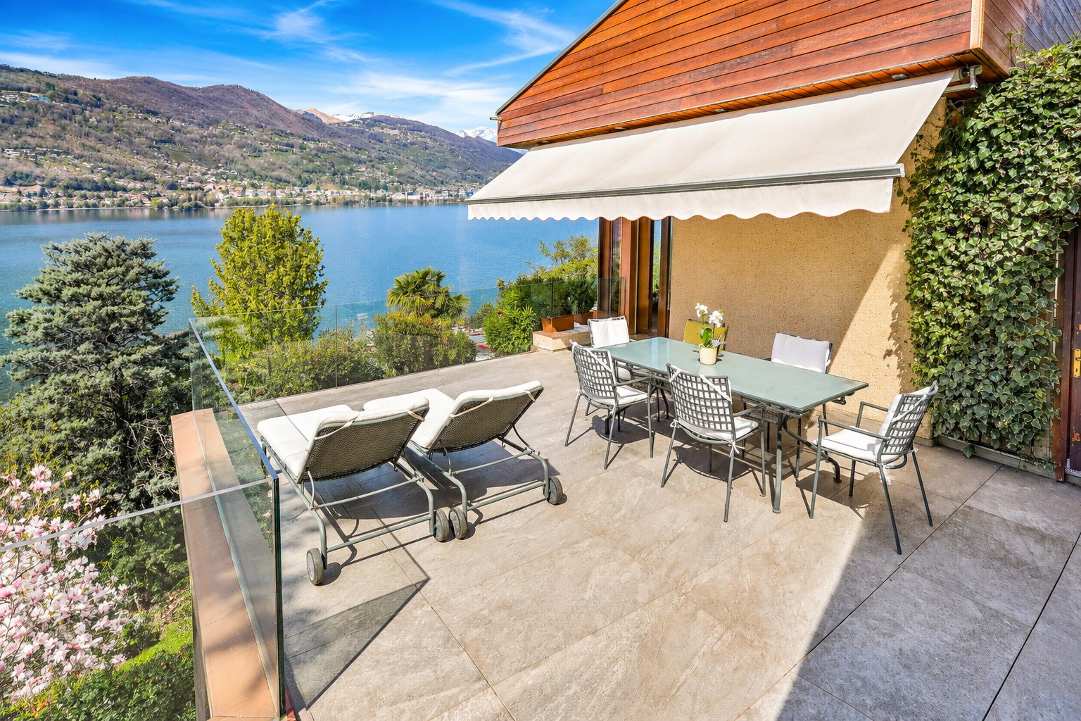 Splendida villa con giardino vista lago in vendita a Montagnola Splendida villa con giardino vista lago in vendita a Montagnola
