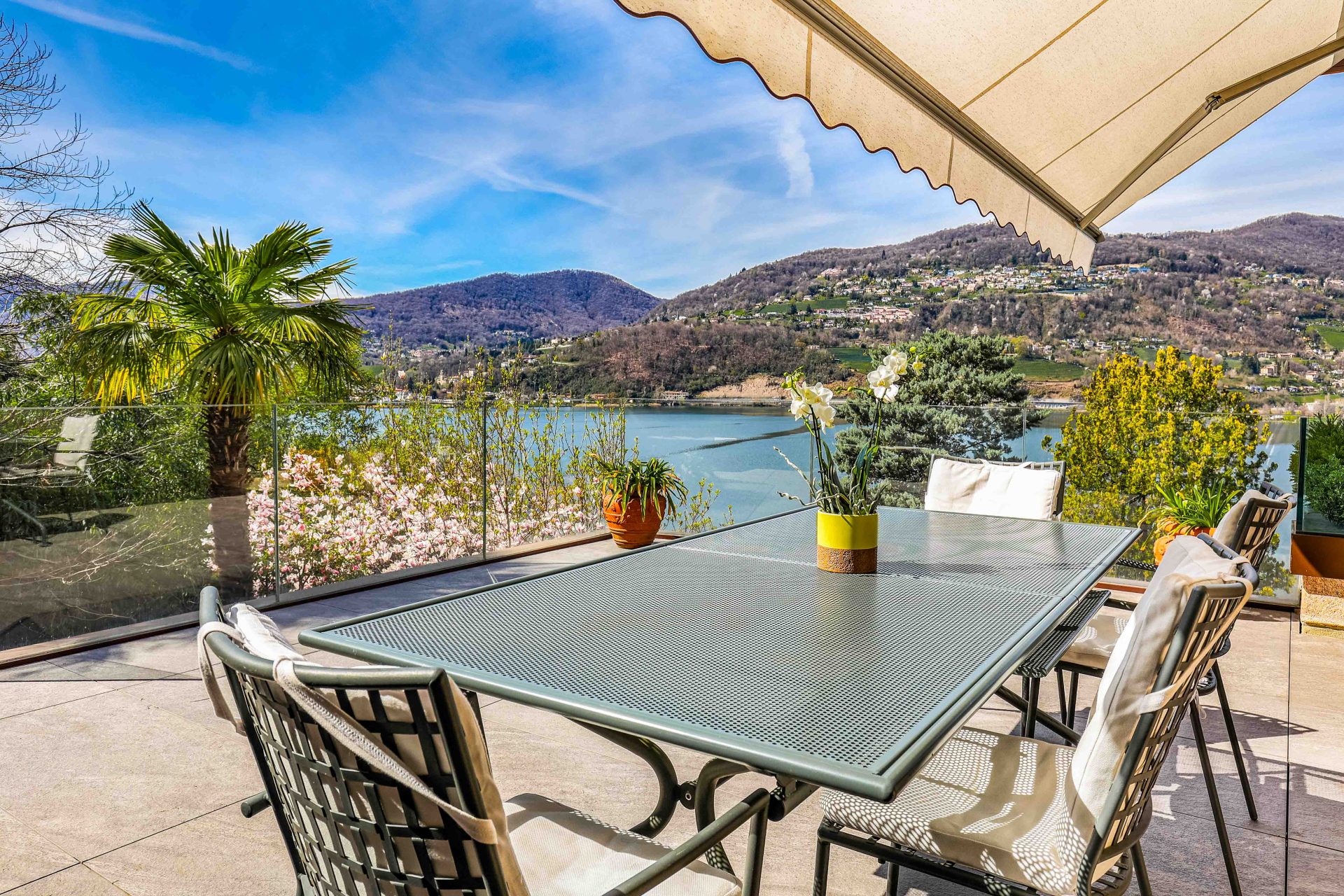 Splendida villa con giardino vista lago in vendita a Montagnola Splendida villa con giardino vista lago in vendita a Montagnola