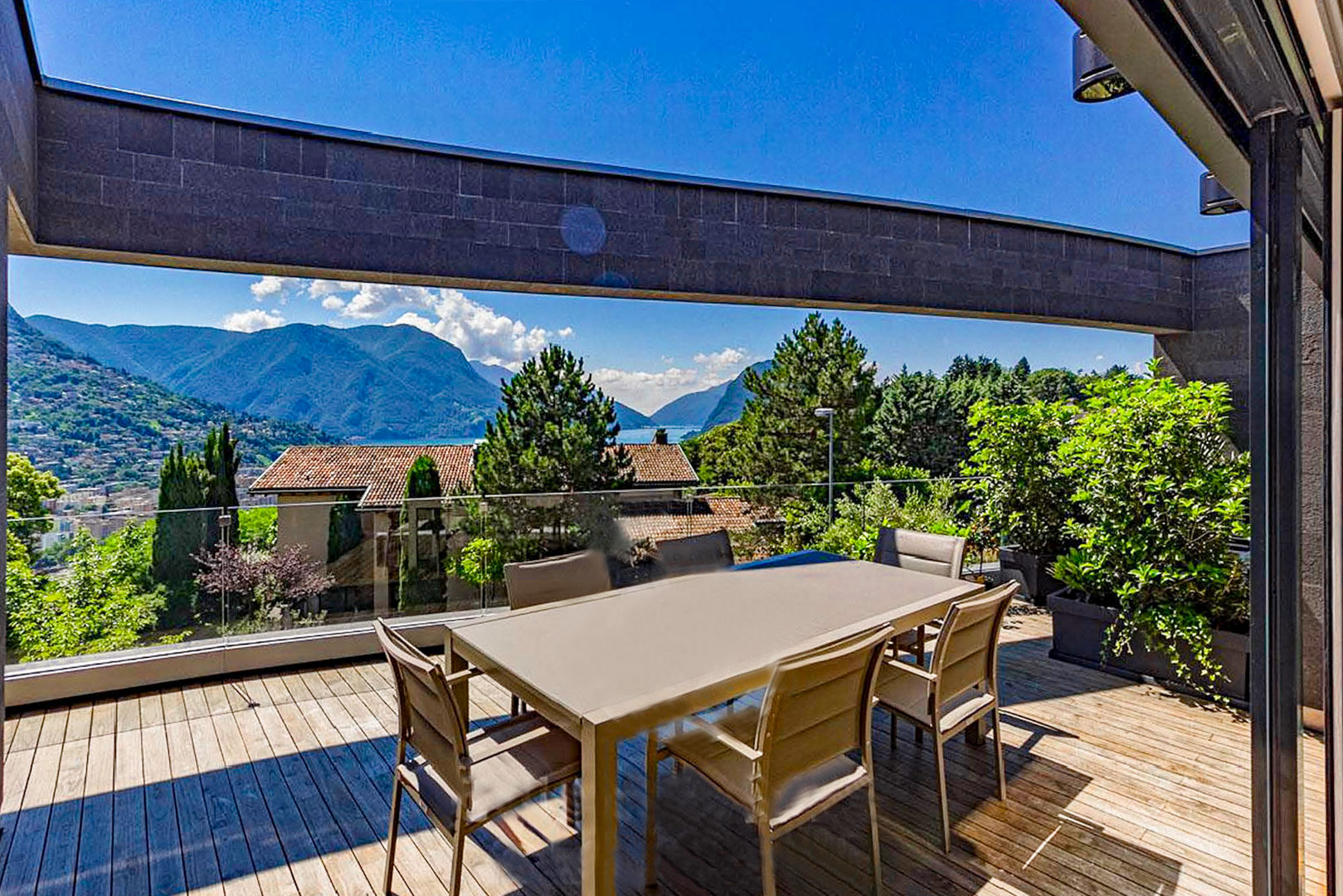 Großes und prestigeträchtiges Penthouse mit Seeblick in Porza zu verkaufen