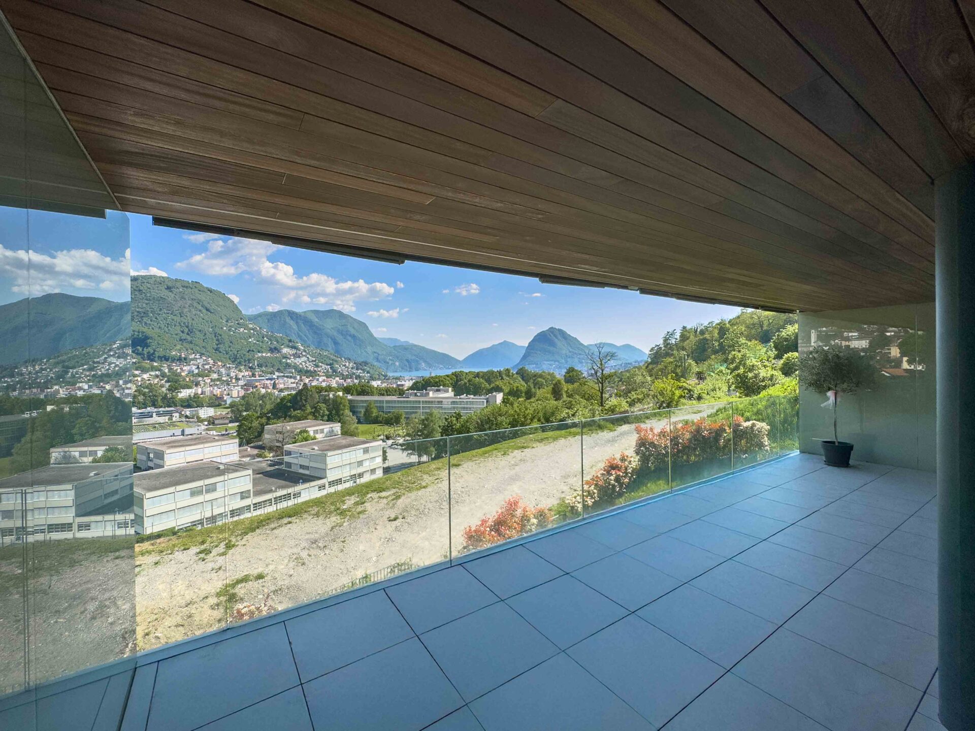 Modern 2.5-room apartment for sale in Canobbio