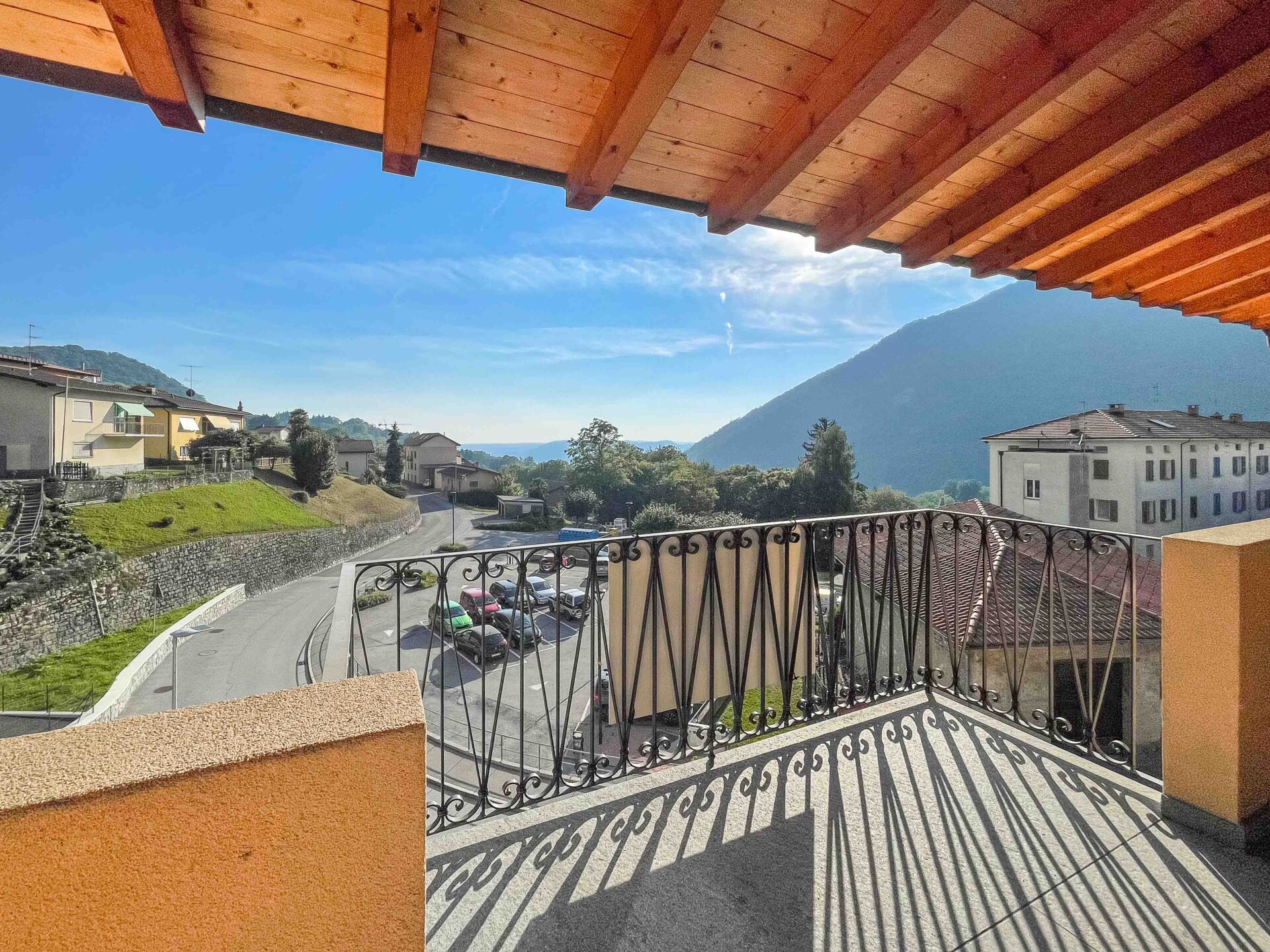 Attico arredato di 3.5 locali a Caneggio