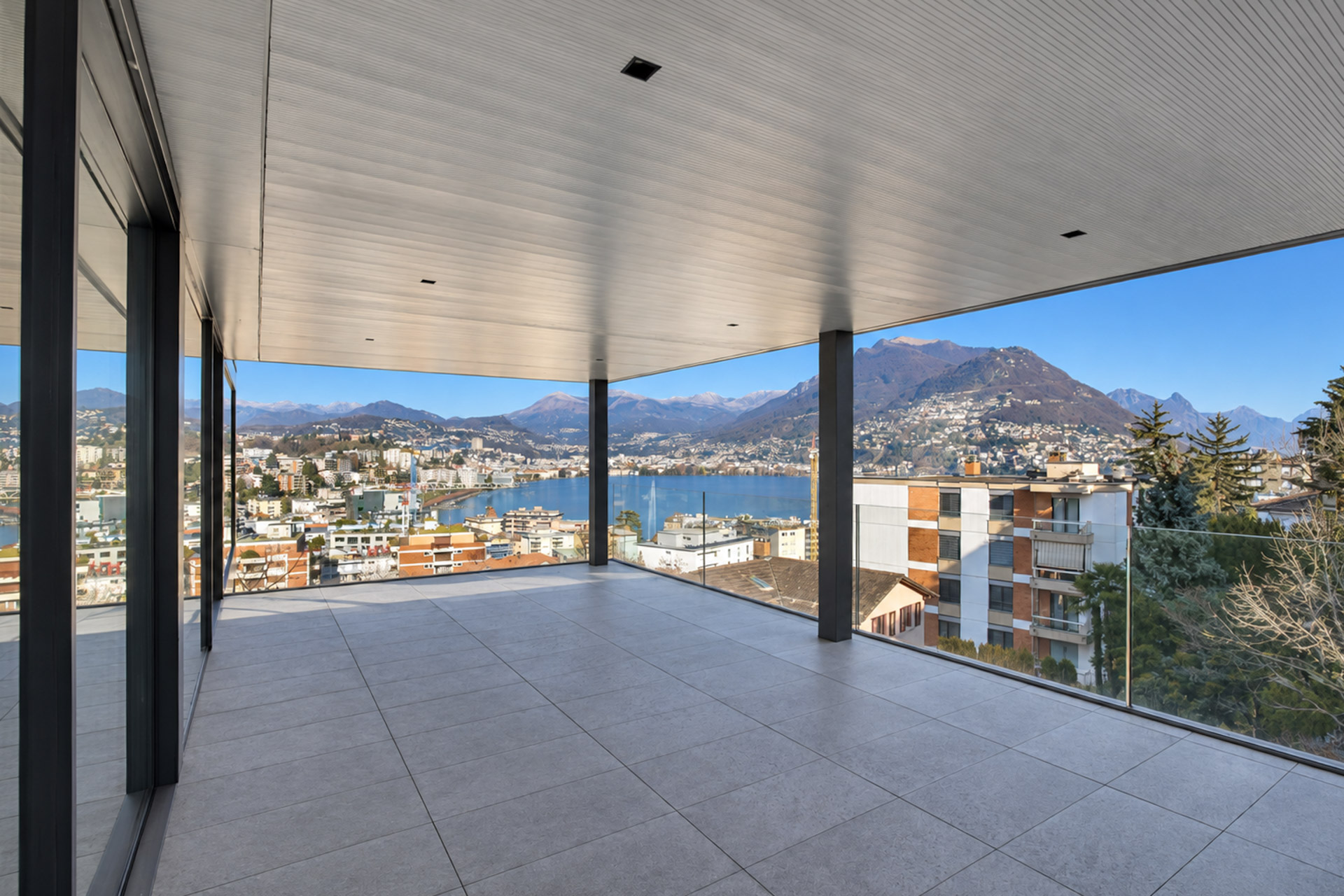 Esclusivo attico in vendita con splendida vista lago a Paradiso Esclusivo attico in vendita con splendida vista lago a Paradiso