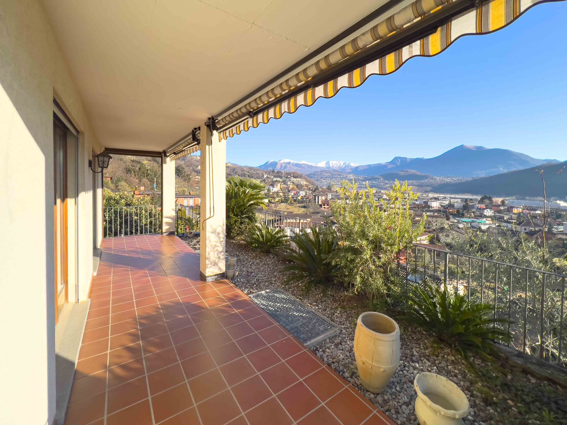 Single-family house for sale in Agno with large green spaces