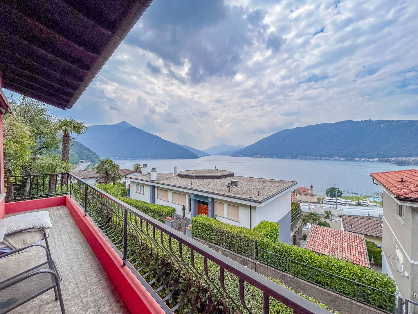 Semi-detached house with magnificent lake view for sale in Bissone Semi-detached house with magnificent lake view for sale in Bissone
