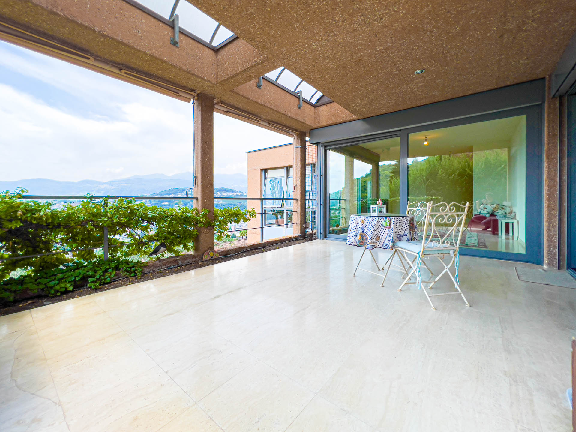 Villa with a swimming pool and a garden for sale in Lugano, in a privileged position in the district of Pregassona Villa with a swimming pool and a garden for sale in Lugano, in a privileged position in the district of Pregassona