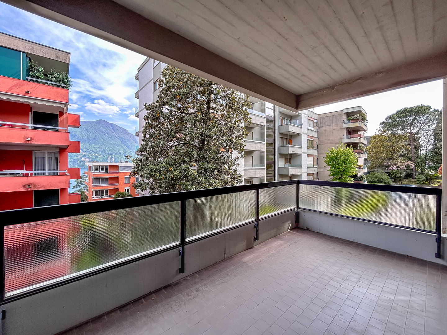 Spacious 2.5-room apartment for sale in Lugano within walking distance of downtown and the lakefront