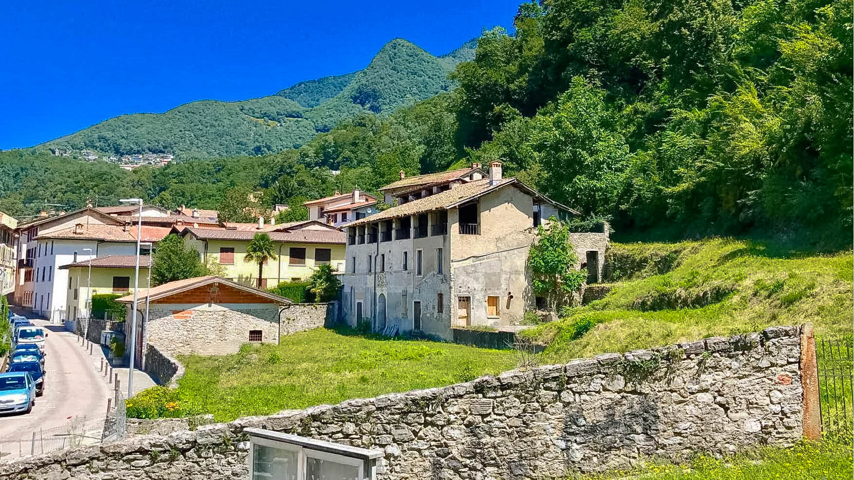 Haus zum Renovieren mit zusätzlichem Bauland in Melano zu verkaufen