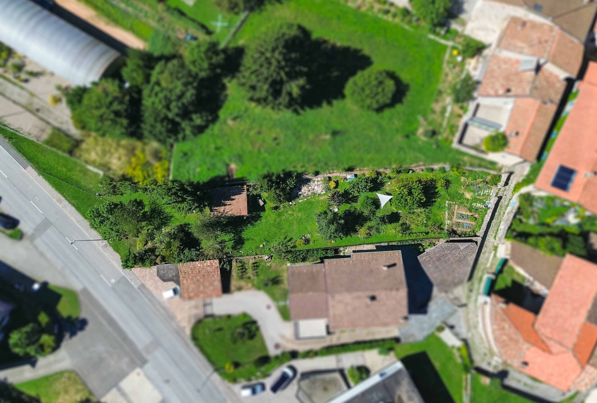 Grundstück mit Projekt für ein Einfamilienhaus zu verkaufen in Arzo in einer grünen Umgebung