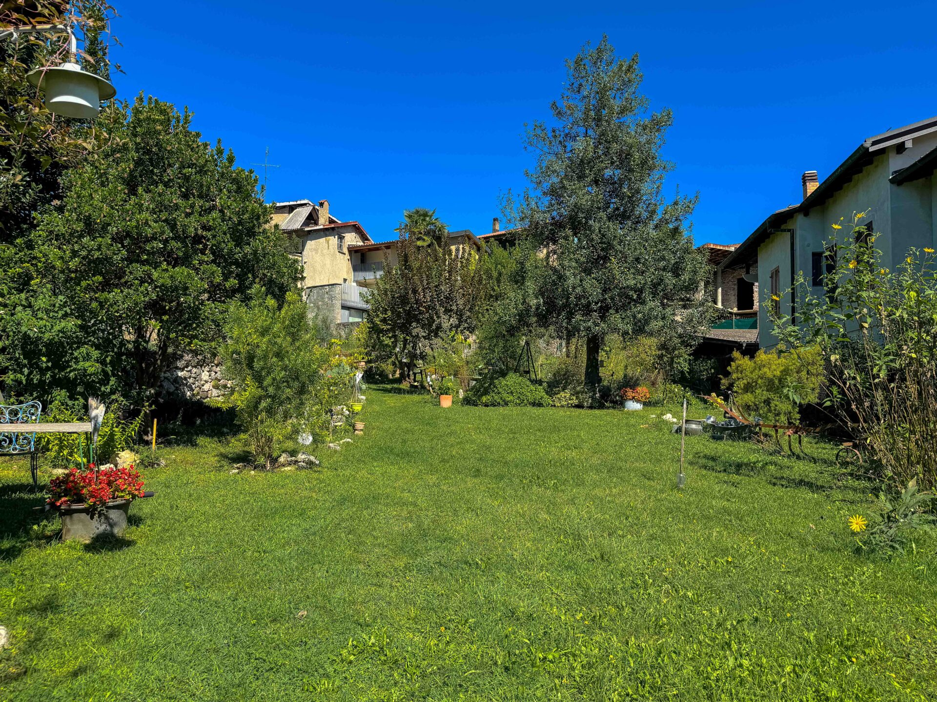 Grundstück mit Projekt für ein Einfamilienhaus zu verkaufen in Arzo in einer grünen Umgebung