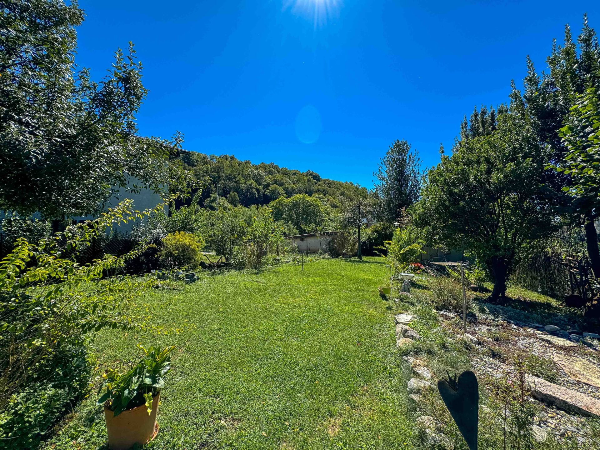 Grundstück mit Projekt für ein Einfamilienhaus zu verkaufen in Arzo in einer grünen Umgebung