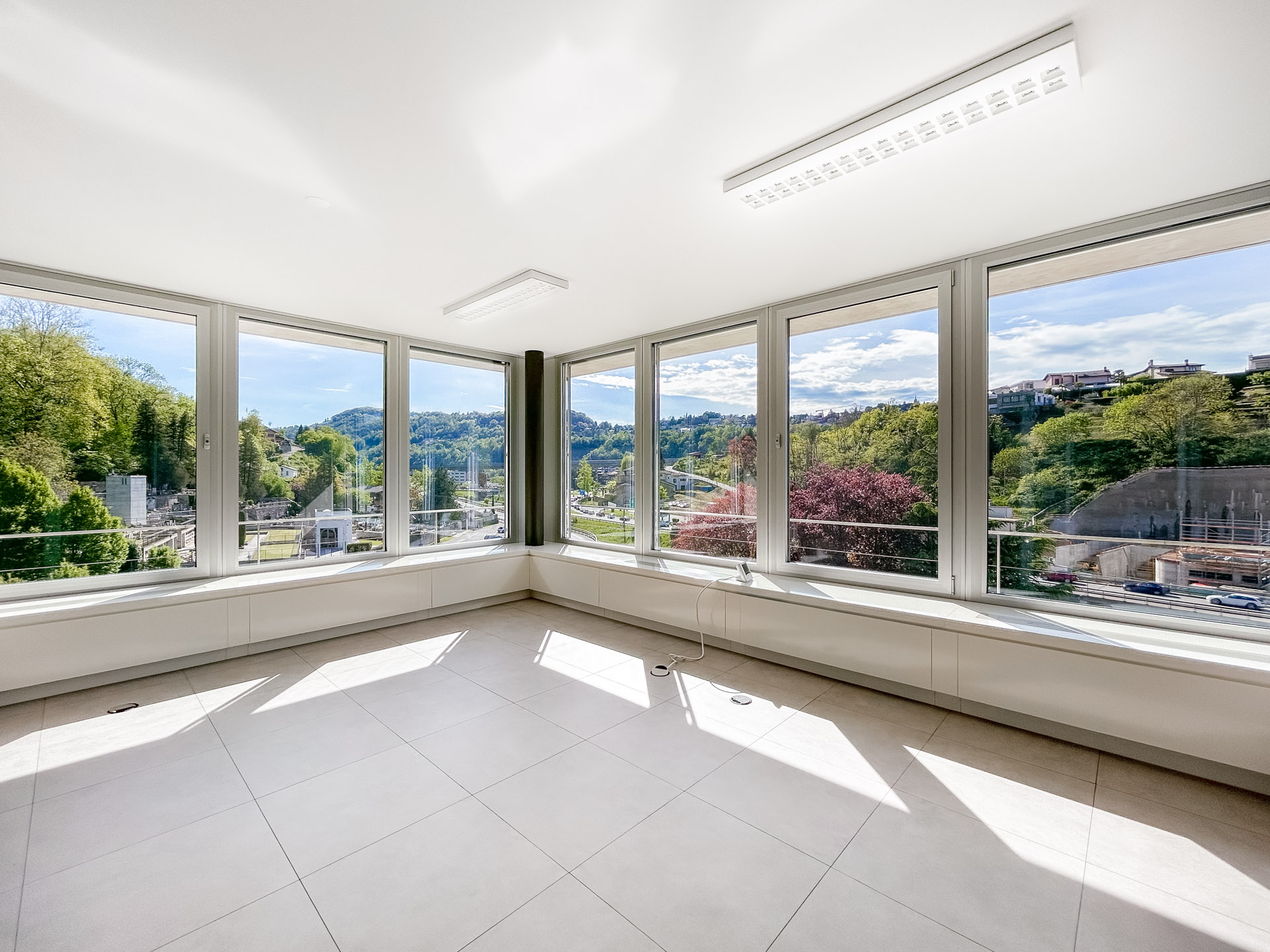 Grande locale uso ufficio in vendita a Pazzallo nel Palazzo Terzerina