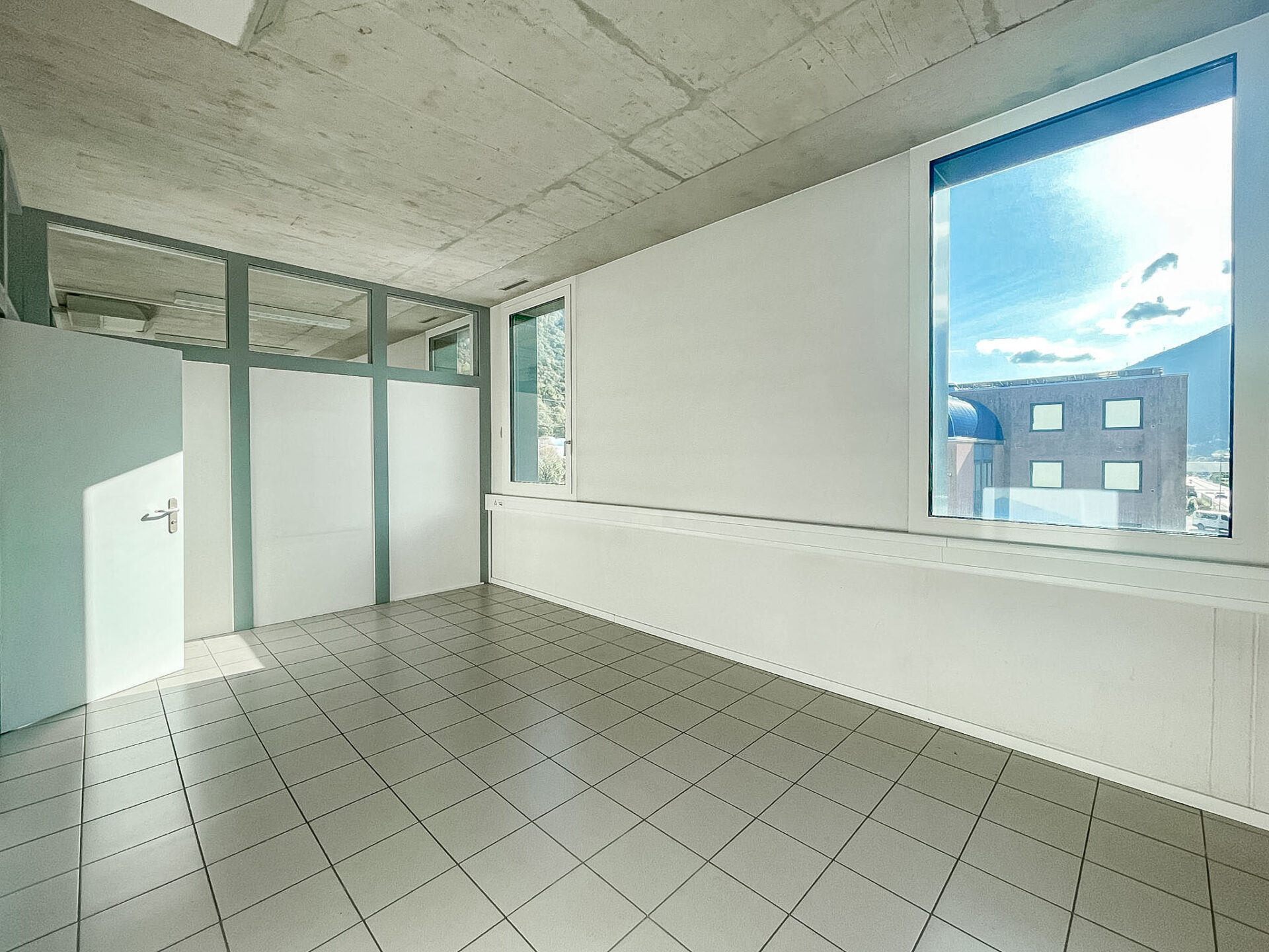 Grande locale uso ufficio in affitto a Mezzovico