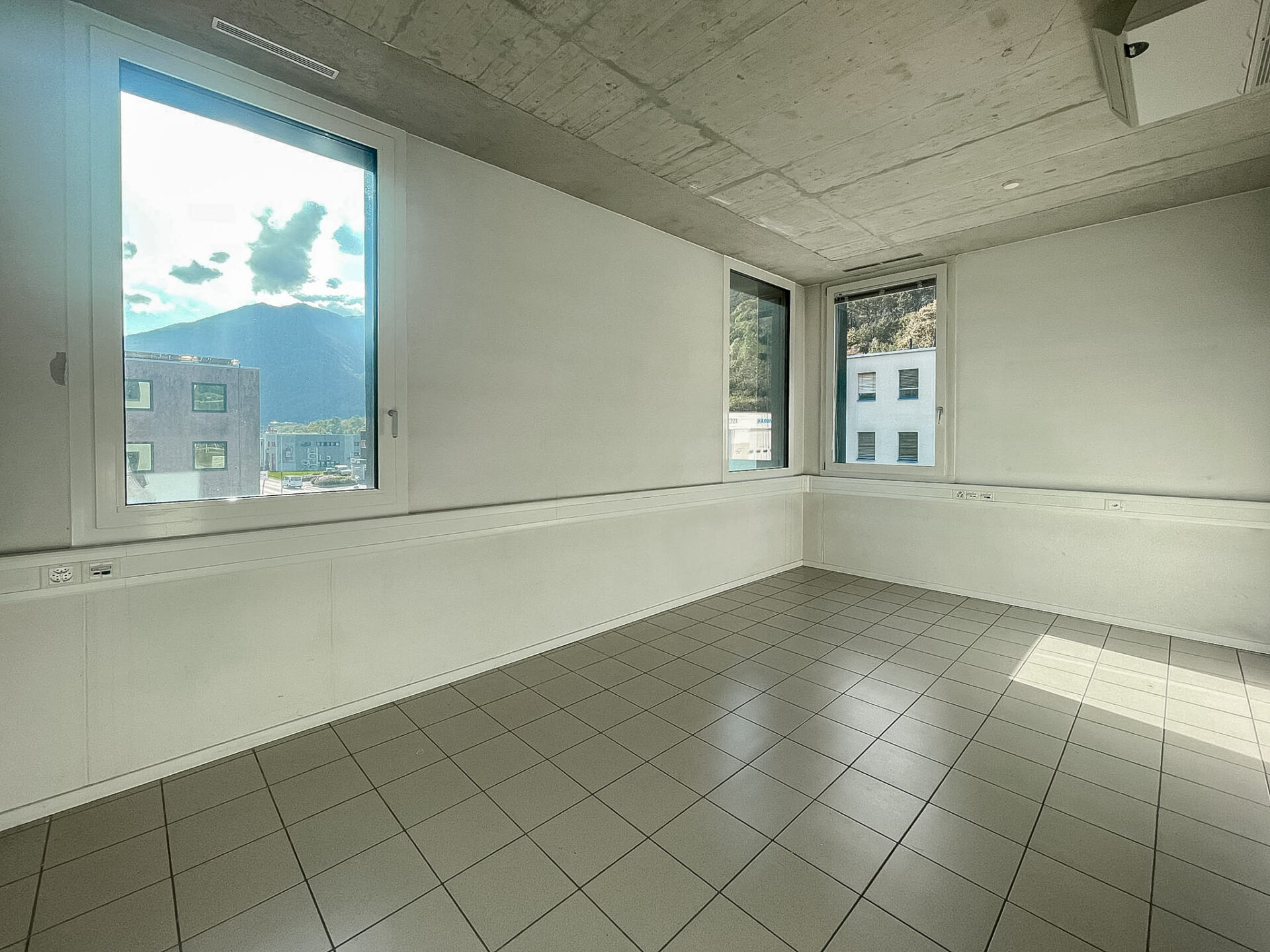 Grande locale uso ufficio in affitto a Mezzovico