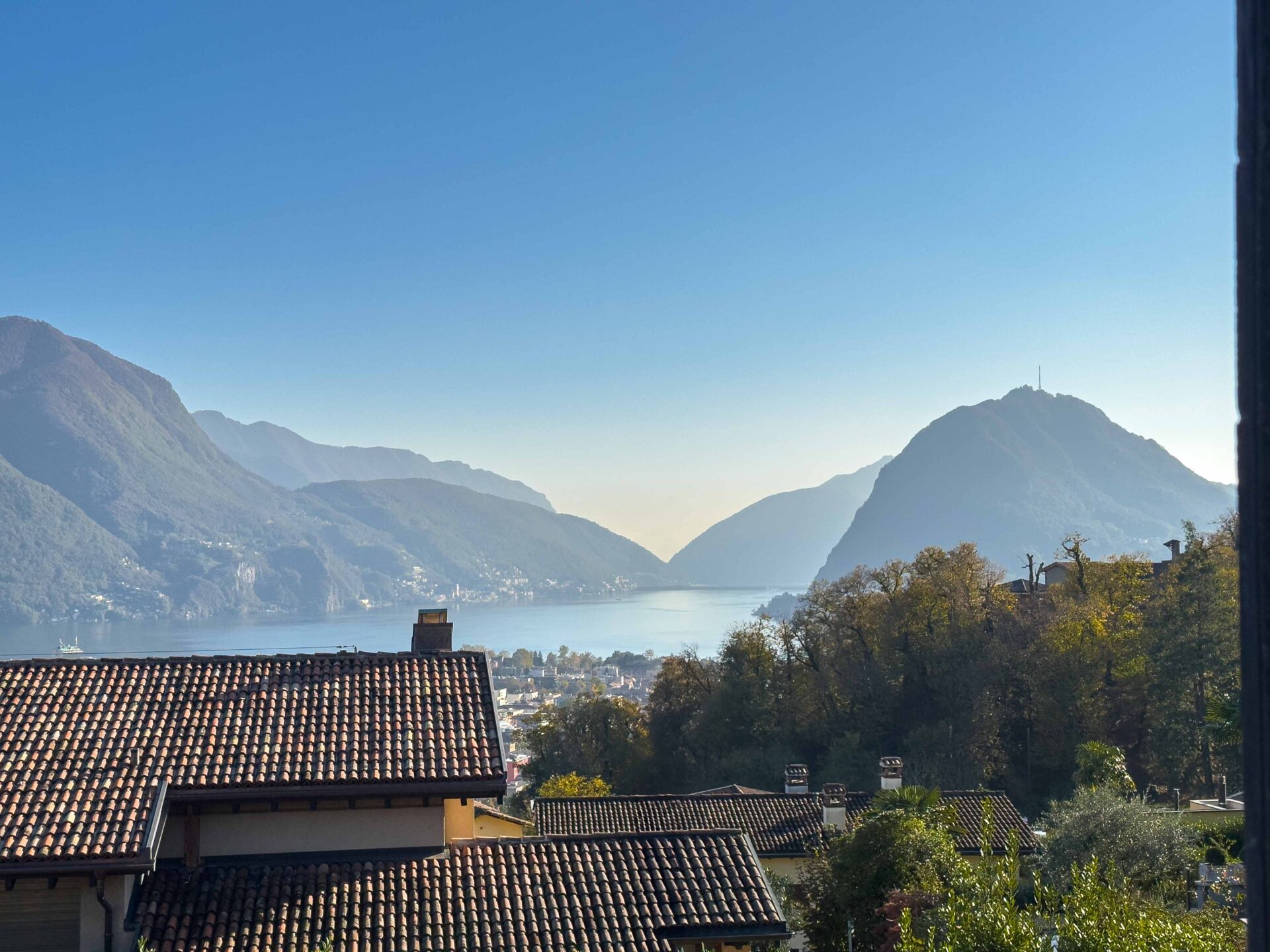 Großes und prestigeträchtiges Penthouse mit Seeblick in Porza zu verkaufen