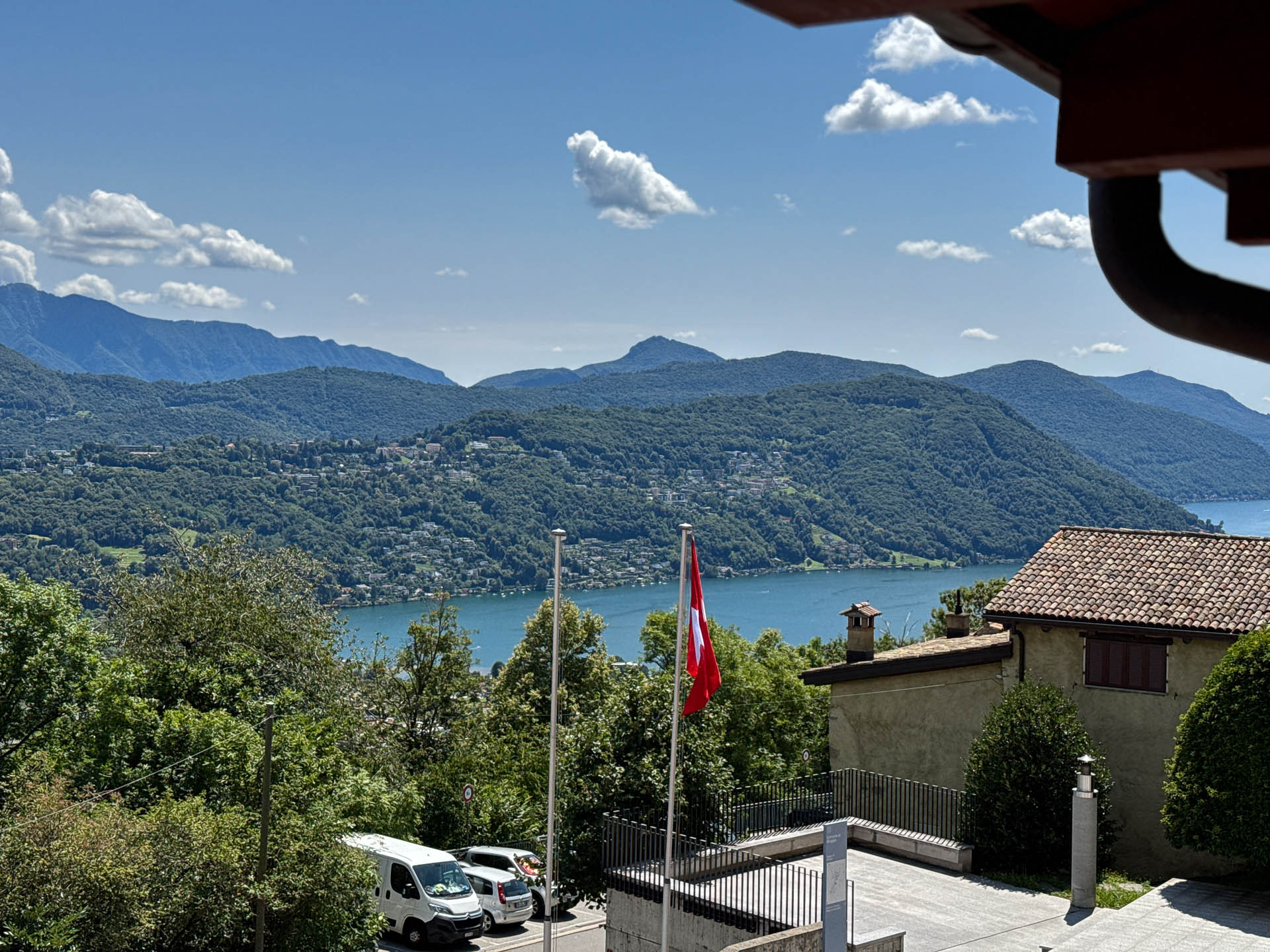 Renoviertes Haus mit zwei Wohnungen und Seeblick