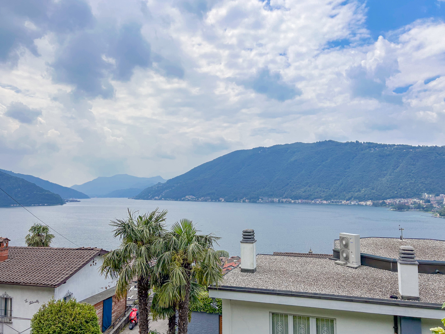 Casa bifamiliare con magnifica vista lago in vendita a Bissone