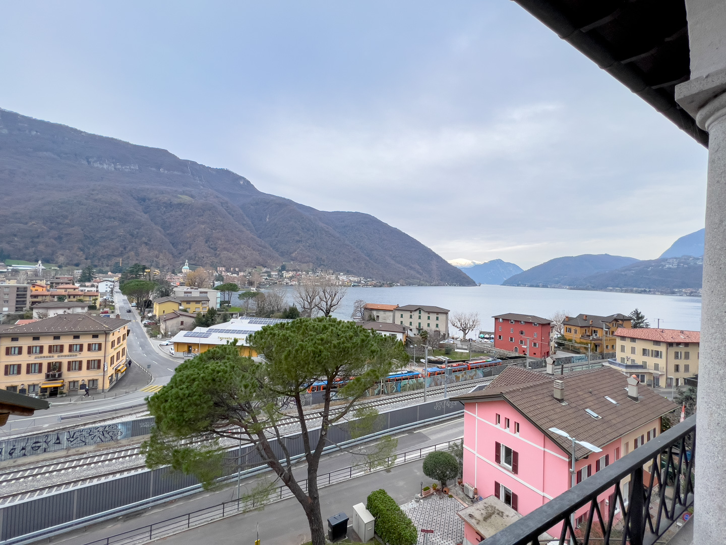 Esclusivo e spazioso attico vista lago in vendita a Capolago