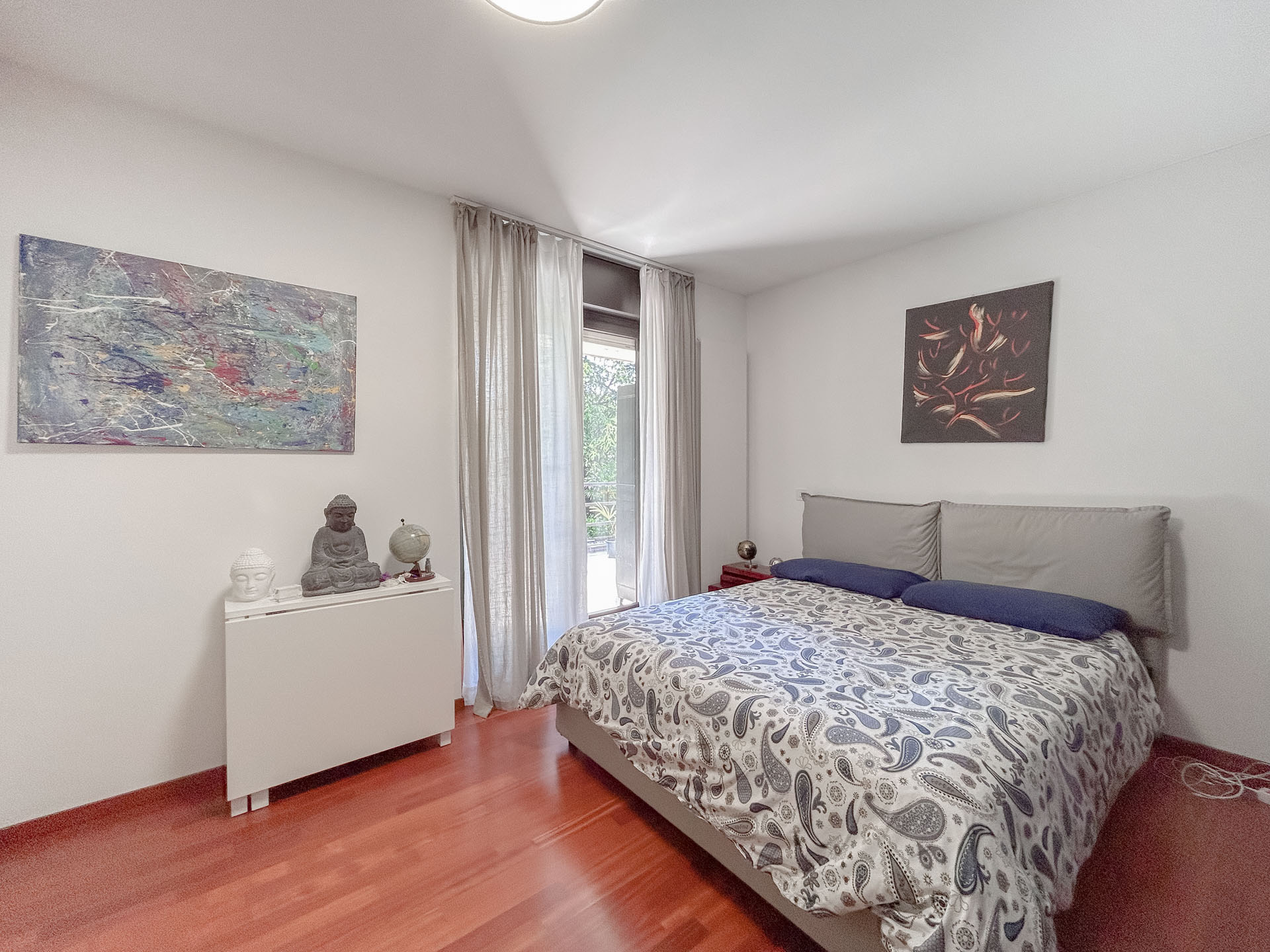 Spacious 2.5-room apartment with large terrace for sale in Paradiso