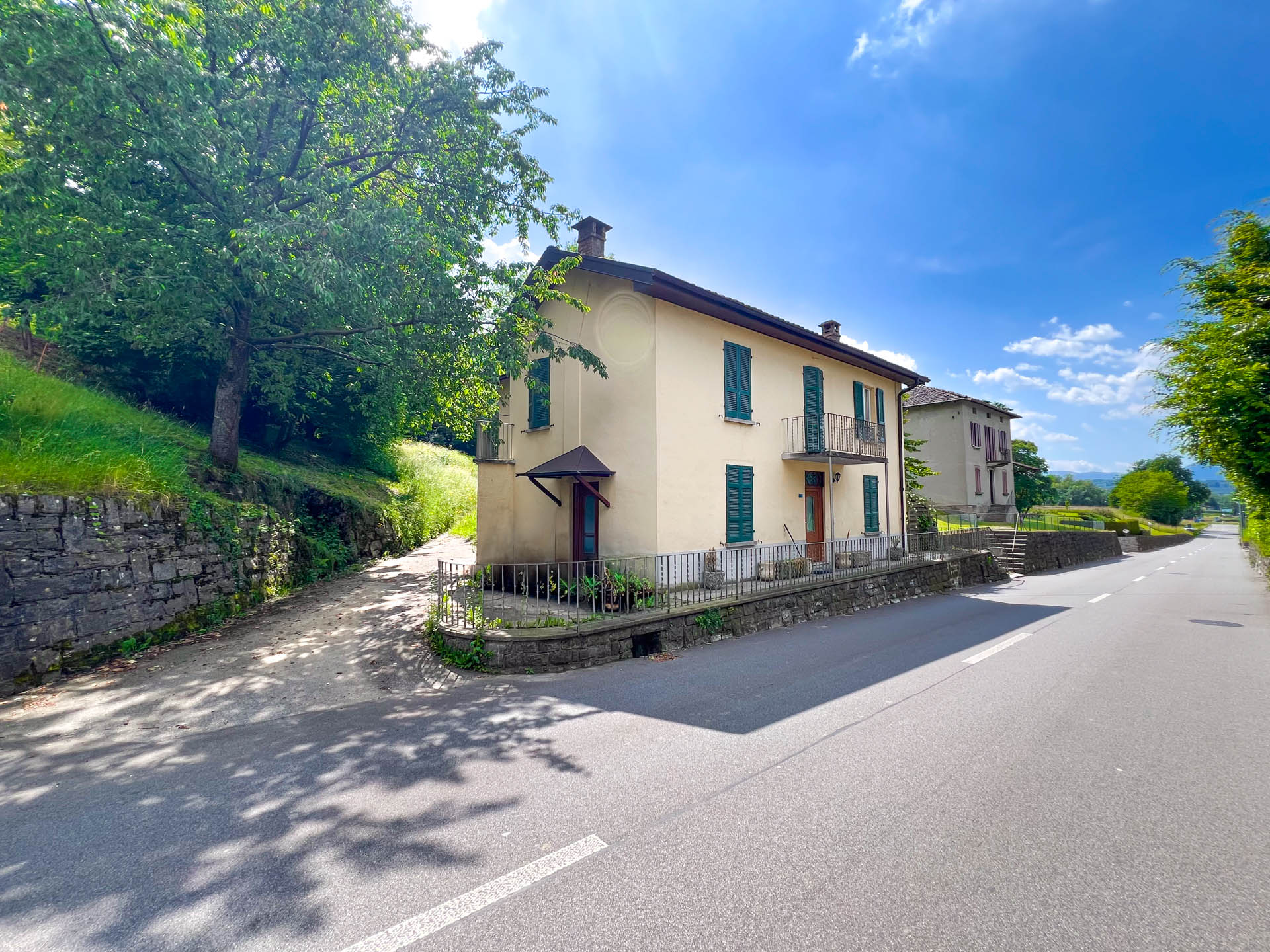 Large single-family house for renovation for sale in Novazzano