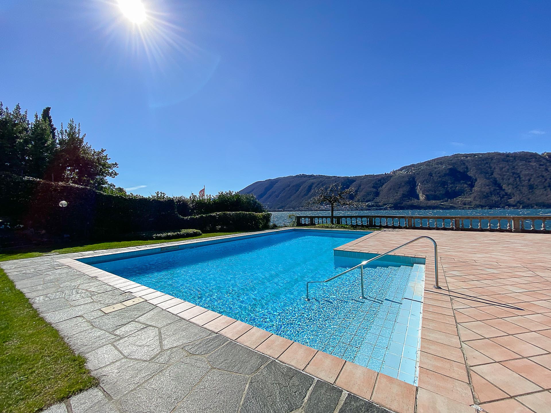 Apartment for sale with magnificent lake view and berth in Bissone