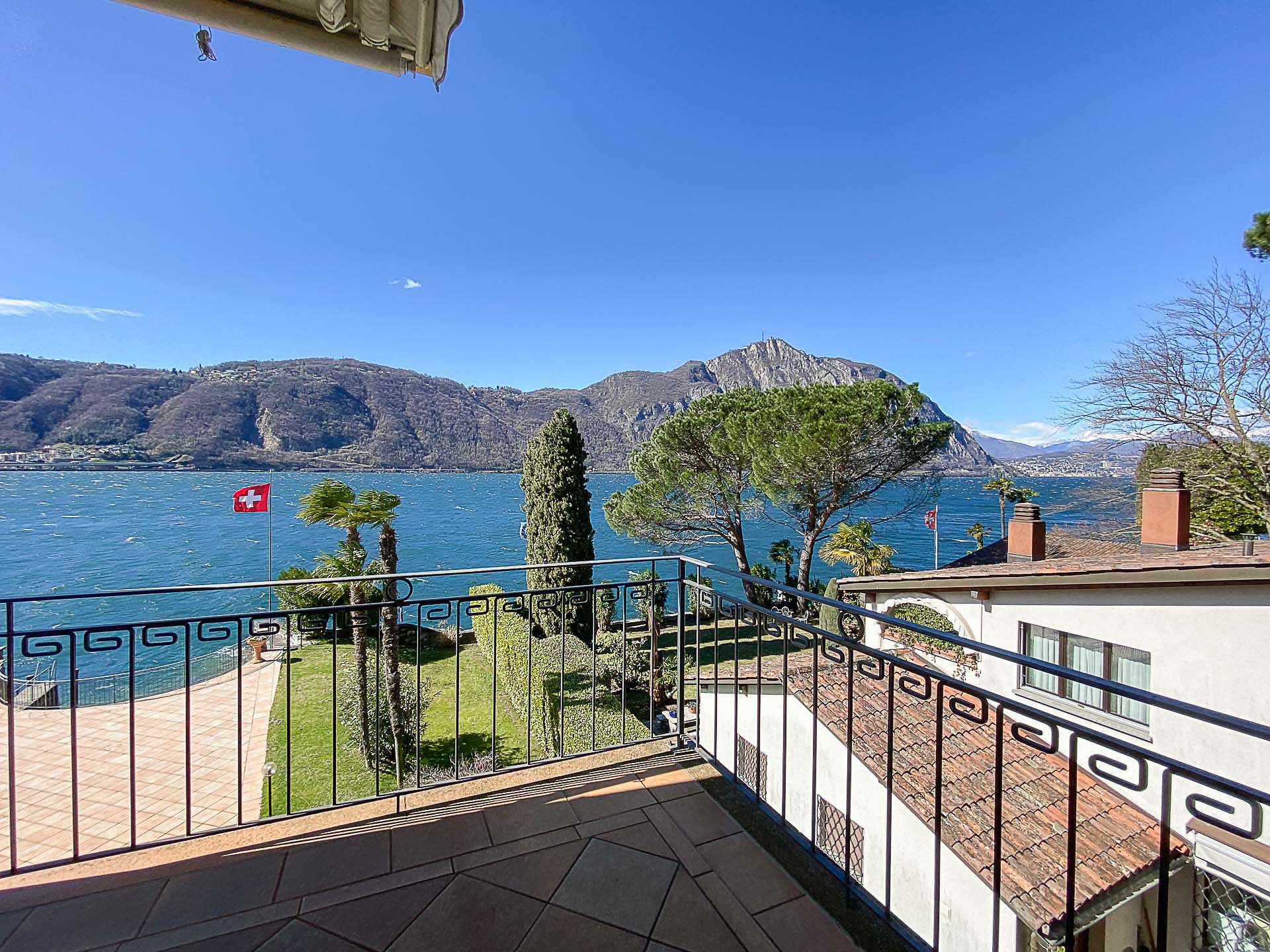 Apartment for sale with magnificent lake view and berth in Bissone
