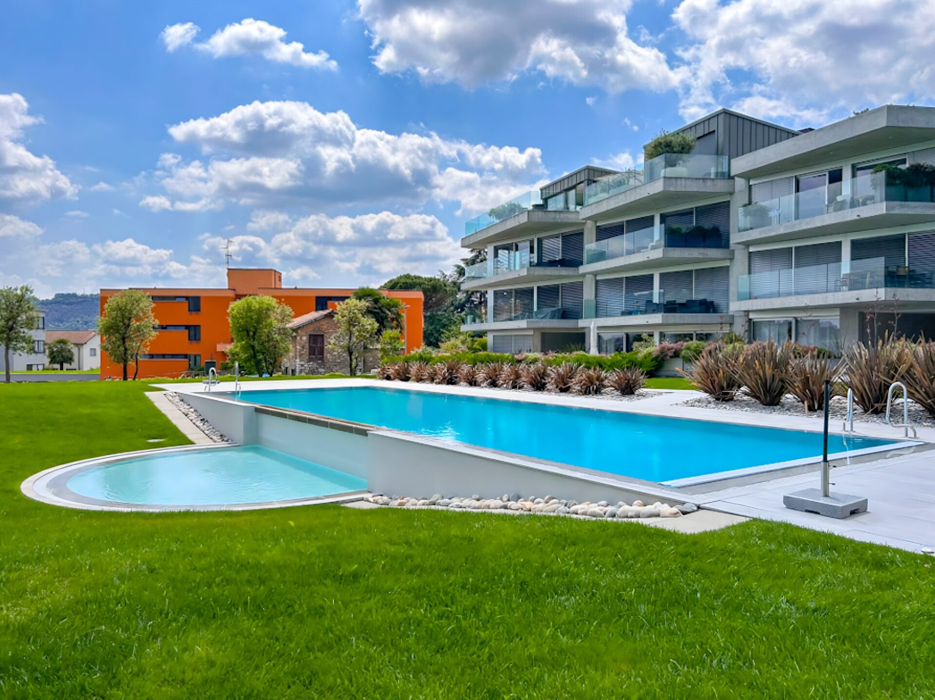 Wunderschöne Wohnung zum Verkauf in Morbio Inferiore in einer exklusiven Residenz mit Schwimmbad